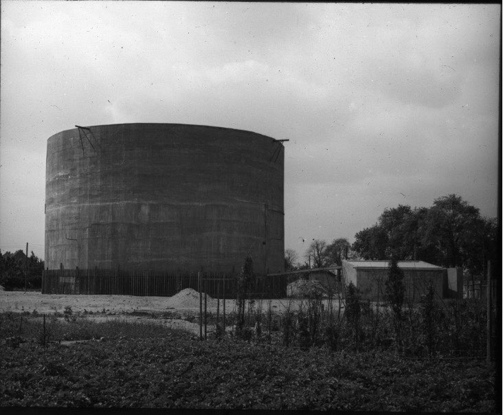 Archival photograph of the heavy load-bearing cylinder right after completion.